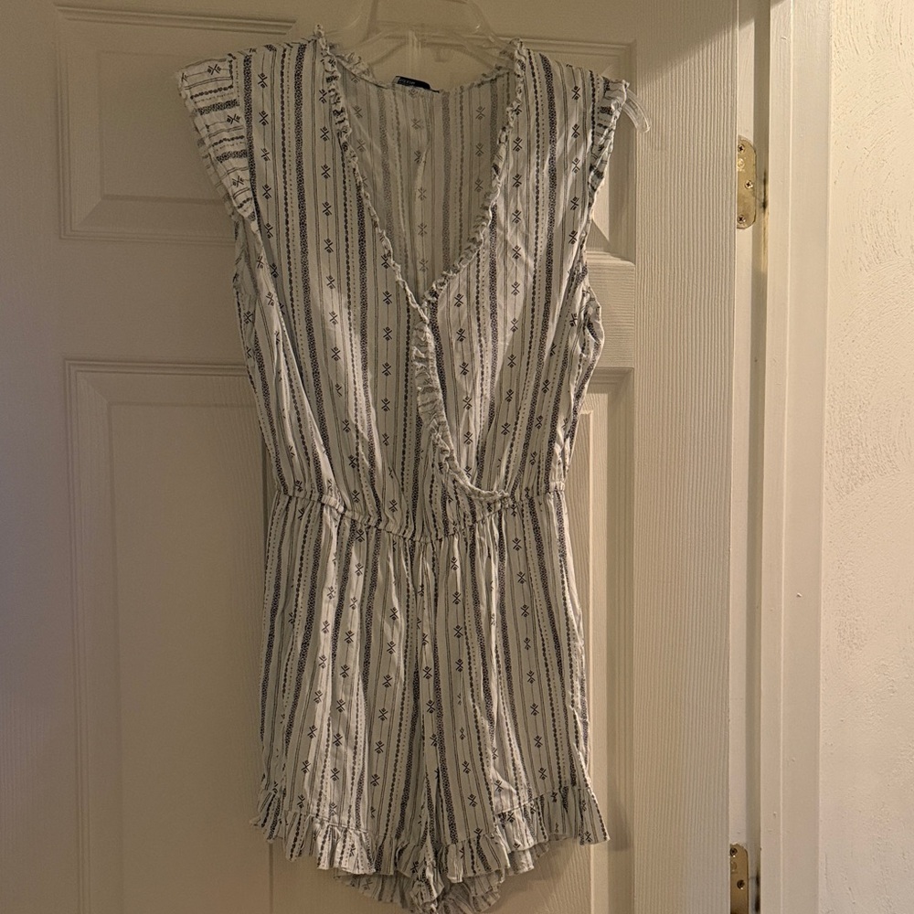 Cotton On White and Gray Patterned Top